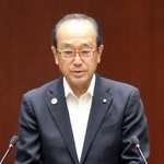 　広島市議会の本会議で市長選への出馬を表明する松井一実市長＝１９日午前
