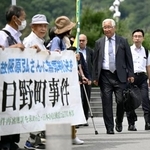 　「日野町事件」の再審公判に向けた第３回３者協議のため、大津地裁に向かう阪原弘次さん（右から２人目）と弁護団ら＝１９日午前