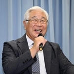 　「日野町事件」の再審公判に向けた第３回３者協議後、笑顔で記者会見する阪原弘さんの長男弘次さん＝１９日午前、大津市
