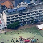 　火災があった東京都北区立滝野川第三小＝１９日午前１１時５１分（共同通信社ヘリから）