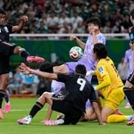 　メキシコ-韓国　後半、韓国ＧＫ金承奎（右から２人目）がＤＦと交錯して落球、こぼれ球を押し込むメキシコのロモ（左端）。決勝ゴールとなった＝グアダラハラ（ＡＰ＝共同）