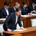 　参院本会議で郵政民営化法などの改正法が可決、成立し、起立する林総務相＝１９日午後
