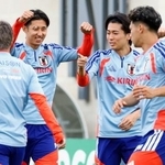 　チュニジア戦に向け調整する伊藤（奥左）と中村ら＝ナッシュビル近郊（共同）