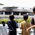 　火災があった東京都北区立滝野川第三小＝１９日午後０時２２分