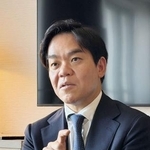 　取材に応じるサカナＡＩの伊藤錬社長＝１７日、スイス・ジュネーブ（共同）