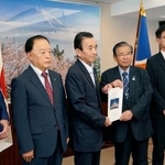 　静岡県の鈴木康友知事（中央）に要望書を提出した富士山周辺自治体の首長ら＝１９日午後、静岡県庁