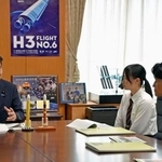 　松本文科相（左）と面会する福井県立若狭高の生徒たち＝１９日午後、文科省