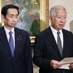 　木原官房長官と会談後、取材に応じる森衆院議長（右）と関口参院議長＝１９日午後、衆院議長公邸