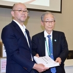 　核兵器禁止条約への参加を求める首相宛ての要請書を外務省の松本恭典軍縮不拡散・科学部審議官（左）に手渡す被団協事務局長の浜住治郎さん＝１９日午後、国会