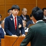 　愛知県豊橋市議会本会議で、自身への辞職勧告決議に関する質疑に答える長坂尚登市長＝１９日午後