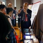 　「金属有機構造体」の研究成果を特別展示するコーナーで、高校生の質問に答える京都大の北川進特別教授（右）＝１９日午後、京都市の京都大総合博物館