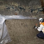 　報道陣に公開された、地下３５０メートルの坑道で土砂を採取する作業＝１９日午後、北海道幌延町
