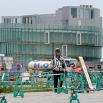 　大阪・関西万博のパビリオンで、解体作業が遅れているチェコ館＝１７日、大阪市此花区の夢洲