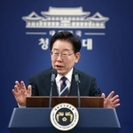 　１９日、ソウルの大統領府で記者会見する韓国の李在明大統領（聯合＝共同）