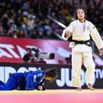 　女子５２キロ級１回戦の阿部詩（右）＝ウランバートル（国際柔道連盟提供・共同）