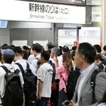 　東海道新幹線が運転を見合わせ、利用客で混雑するＪＲ名古屋駅＝１９日午後７時４７分