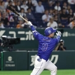　３回中日１死、石伊が左越えに本塁打を放つ＝東京ドーム