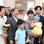 　小児がんセンターで患者の子どもらとの記念撮影に臨まれる天皇、皇后両陛下＝１９日、オランダ・ユトレヒト（代表撮影・共同）
