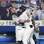 　６回、満塁本塁打を放ち、佐藤（左）と抱き合うロッテ・愛斗＝ＺＯＺＯマリン