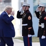 　トランプ大統領（左）＝１９日、米アンドルーズ空軍基地（ＡＰ＝共同）