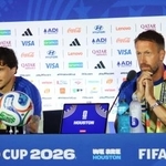 　オランダとの第２戦を前に開かれた記者会見に臨むスウェーデンのポッター監督（右）ら＝１９日、ヒューストン（共同）