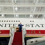 　新たな米大統領専用機として改修した機体を披露するトランプ大統領＝１９日、ワシントン郊外（ロイター＝共同）