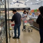 　米中西部イリノイ州シャンバーグの食料品店で買い物する客＝５月（ＡＰ＝共同）