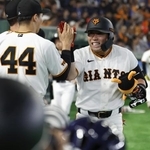　３回、先制ソロを放ちナインに迎えられる巨人・浅野（右）＝東京ドーム