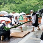 　鞍馬寺の「竹伐り会式」で、大蛇に見立てた青竹をたたき切る僧兵姿の男性＝２０日午後、京都市左京区
