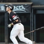 　５回ソフトバンク無死一、二塁、近藤が右越えに３ランを放つ＝エスコンフィールド