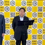 　北海道夕張市役所で取材に応じる林総務相（中央）、鈴木直道知事（左）、厚谷司市長＝２０日午後