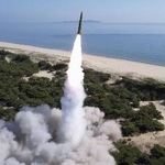 　発射される北朝鮮の短距離弾道ミサイル「ＫＮ２３」＝２０２５年５月（朝鮮中央通信＝共同）