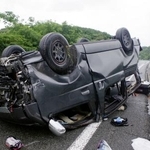 　山口県下関市の中国自動車道で転覆したワンボックス車＝２０日午後（山口県警提供）