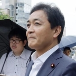 　記者団の取材に応じる国民民主党の玉木代表＝２０日午後、富山市