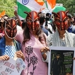 　ゴキブリを模したお面をかぶった抗議集会の参加者＝２０日、インド・ニューデリー（共同）