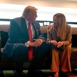 　Ｇ７サミットの際に面会するトランプ米大統領（左）とイタリアのメローニ首相＝１７日、フランス東部エビアン（イタリア首相府提供・共同）