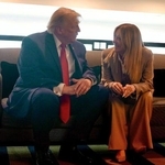 　Ｇ７サミットの際に面会するトランプ米大統領（左）とイタリアのメローニ首相＝１７日、フランス東部エビアン（イタリア首相府提供・共同）
