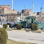 　ウクライナ南部ザポリージャ原発の原子炉建屋近くに止まるロシア軍の戦車（エネルゴアトム提供・共同）
