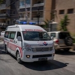 　１９日、レバノン南部ナバティエ近郊で、負傷者を乗せ病院に到着する救急車（ゲッティ＝共同）