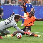 　オランダ-スウェーデン　前半、チーム２点目のゴールを決めるオランダのブロビー。ＧＫノルドフェルト＝ヒューストン（ゲッティ＝共同）