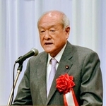 　札幌市で開かれた党会合であいさつする自民党の鈴木幹事長＝２１日午前