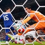 　サッカーＷ杯１次リーグ、チュニジア戦の前半、先制ゴールを決める鎌田大地（１５）＝２０日、モンテレイ（共同）