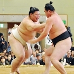 　相撲を取る稽古を再開した大の里（左）＝茨城県大洗町