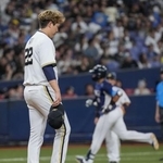 　４回、西武・渡部（奥）に３ランを浴びたオリックス・九里＝京セラドーム