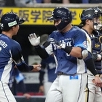 　４回、３ランを放ち迎えられる西武・渡部。捕手若月＝京セラドーム
