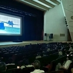 　鹿児島県出水市で上映された、戦闘機「紫電改」の引き揚げ作業などを記録した映像＝２１日午前