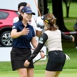 　プレーオフを制し、大出瑞月（右）と健闘をたたえ合うイ・ミニョン。２季ぶりの通算８勝目＝袖ケ浦ＣＣ新袖