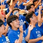 　日本の４点目のゴールに盛り上がる、森保一監督の母校長崎日大高のサッカー部員＝２１日午後、長崎県諫早市