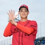 　ヒーローインタビューを終え、笑顔でポーズをとる広島・岡本＝神宮