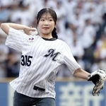 　始球式を務めるフィギュアスケート女子でミラノ・コルティナ冬季五輪銅メダリストの中井亜美＝ＺＯＺＯマリン